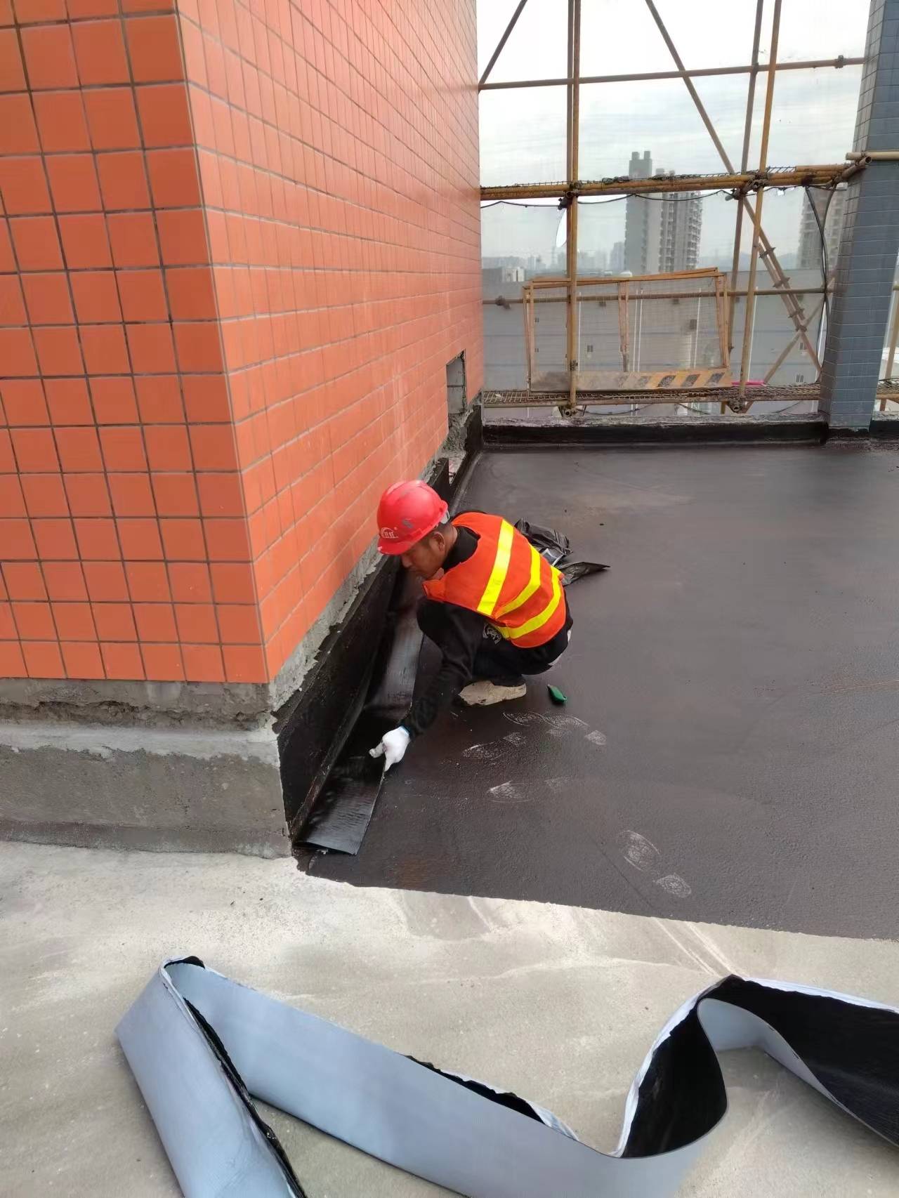 樓房水管漏水怎么辦？廣州本地專業(yè)防水補(bǔ)漏與管道安裝服務(wù)指南